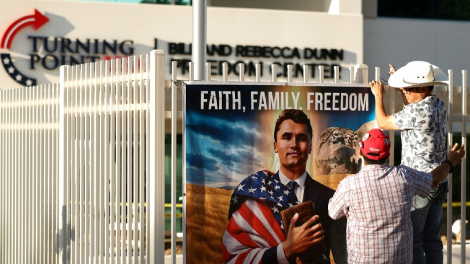 La galaxie trumpiste se réunit pour l'hommage à Charlie Kirk en Arizona