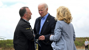 Biden arrive &agrave; Hawa&iuml; aupr&egrave;s d'une population endeuill&eacute;e et am&egrave;re