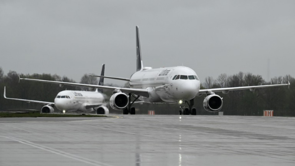 Nackte Flugpassagierin randaliert und bei&szlig;t Bundespolizisten