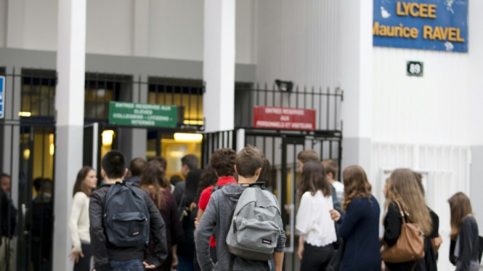 Voile &agrave; l'&eacute;cole: plainte et vague d'indignation apr&egrave;s le d&eacute;part d'un proviseur menac&eacute; de mort
