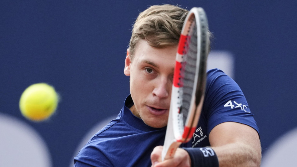 Tsitsipas si ritira, a Vienna Musetti esordisce con Medjedovic