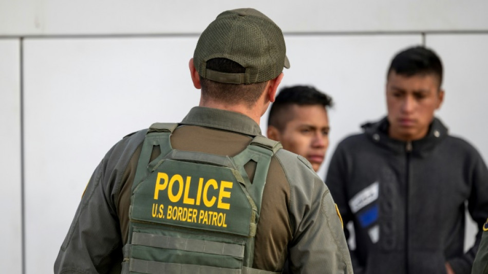 Texas amea&ccedil;a fechar abrigo para migrantes e refor&ccedil;a o controle da fronteira com o M&eacute;xico