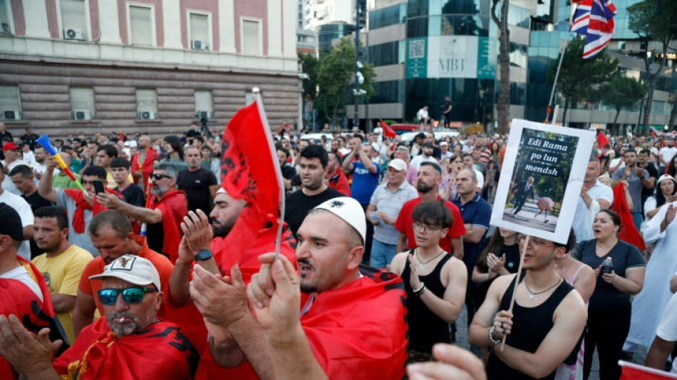 Albaneses protestam contra Kanye West e complexo tur&iacute;stico ligado a Donald Trump
