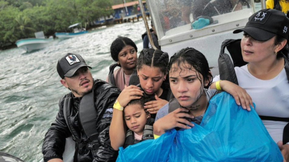 Migrantes viven "horrible" traves&iacute;a por mar en su regreso a Venezuela