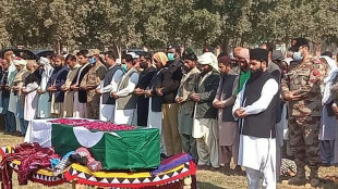 Pakist&aacute;n dice que cuatro soldados murieron en un ataque, los rebeldes aseguran que son decenas