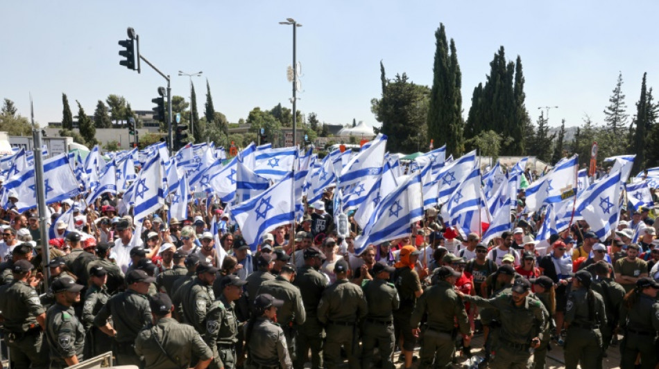 Parlamento israelense aprova cl&aacute;usula-chave de reforma judicial pol&ecirc;mica