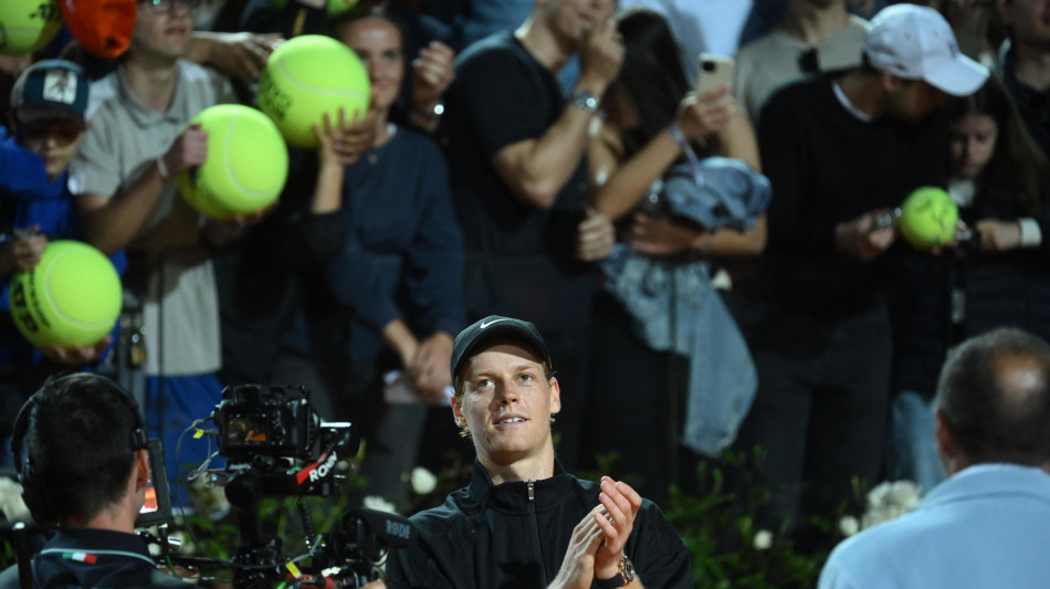 Sinner dal Papa con i trofei Davis e Billie Jean King Cup