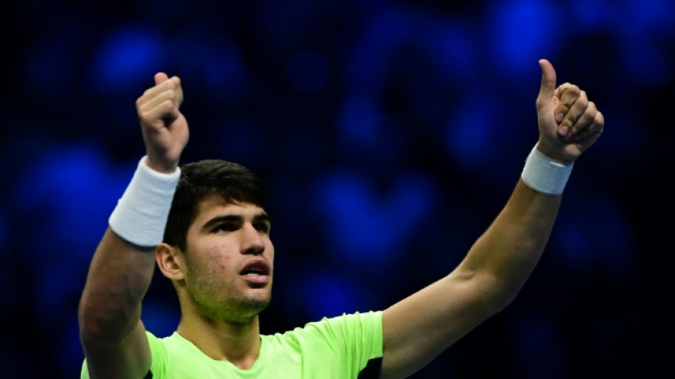 Alcaraz vence Rublev e se mant&eacute;m vivo no ATP Finals