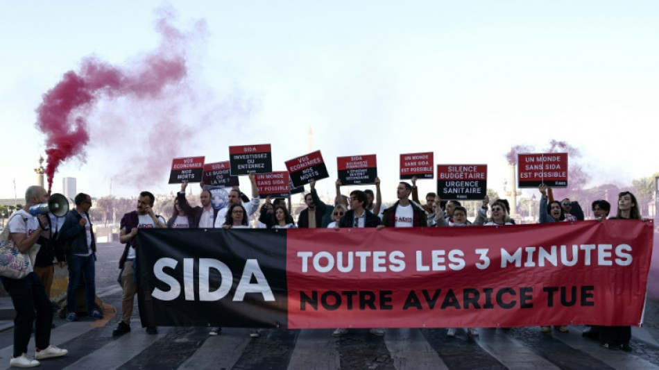 Action à Paris contre la suspension d'aide américaine à la lutte contre le sida