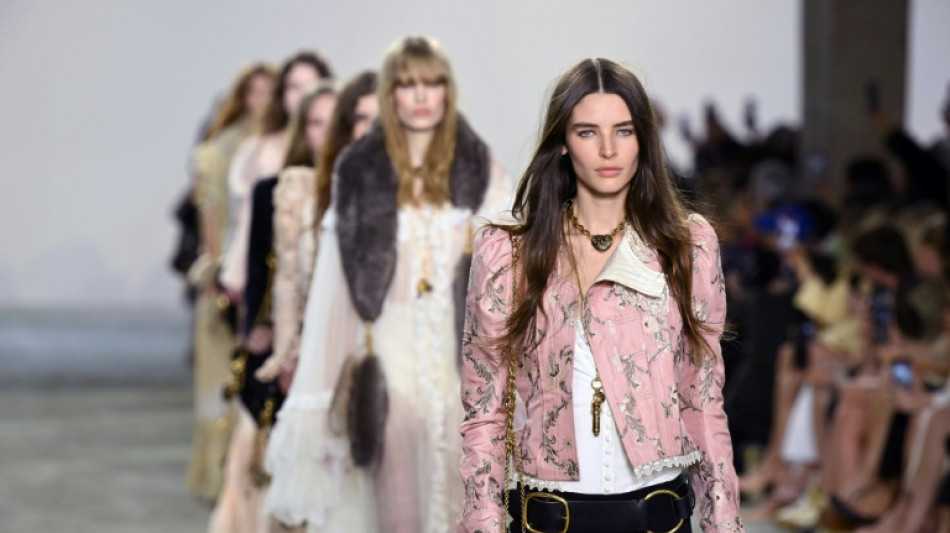 El romanticismo urbano de Chlo&eacute; en la Semana de la Moda femenina de Par&iacute;s