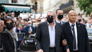 Pol&iacute;cia francesa revista casa de ex-assistente de Alain Delon, denunciada por ass&eacute;dio moral