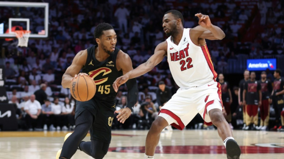 Cavaliers scorch Heat, Warriors down Rockets in thriller