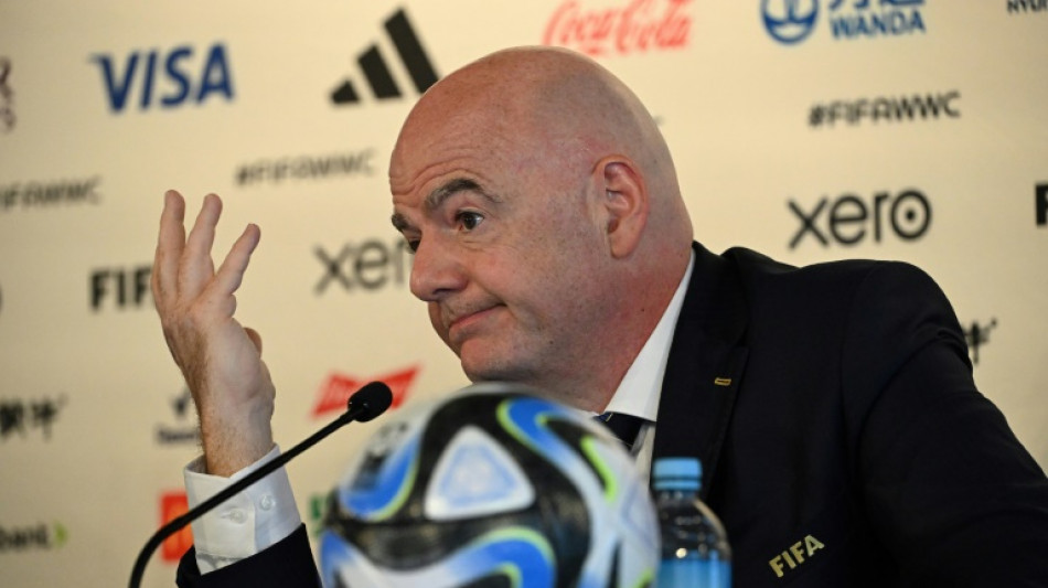 Infantino visita est&aacute;dio do Dallas Cowboys, candidato a receber a final da Copa de 2026