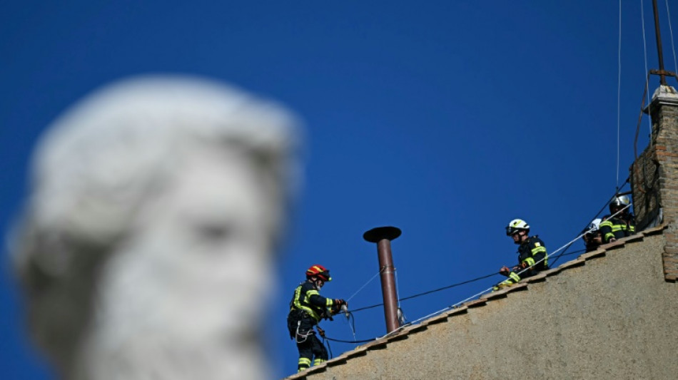 Vor Konklave: Arbeiter errichten Schornstein auf Dach der Sixtinischen Kapelle