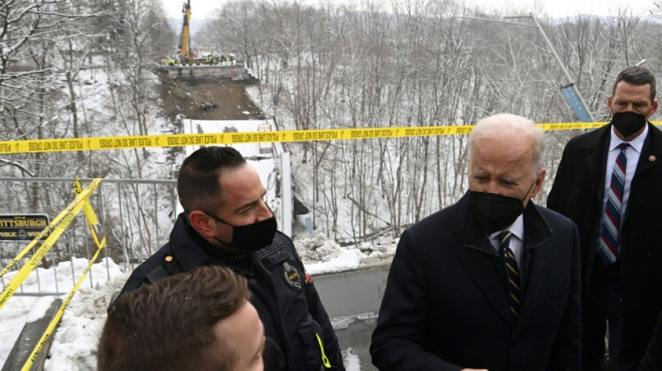 Biden visite un pont effondr&eacute;, et plaide pour r&eacute;nover les infrastructures comme les usines am&eacute;ricaines