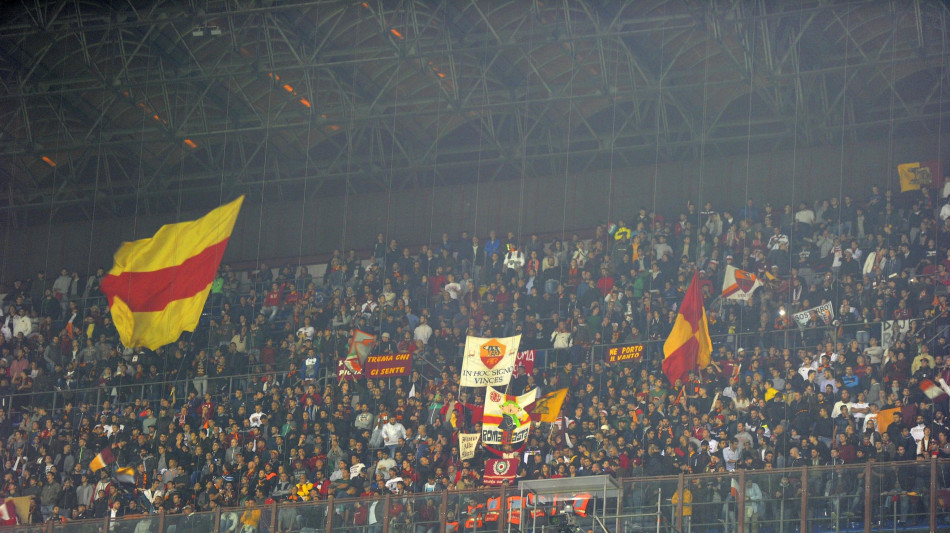 L'eccitazione dei tifosi raggiunge il picco nel pre-partita