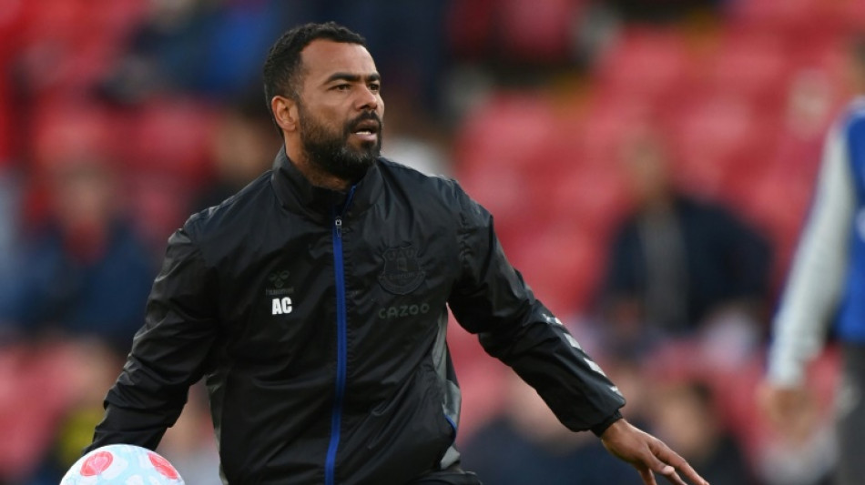 Ashley Cole entra para comiss&atilde;o t&eacute;cnica da sele&ccedil;&atilde;o da Inglaterra
