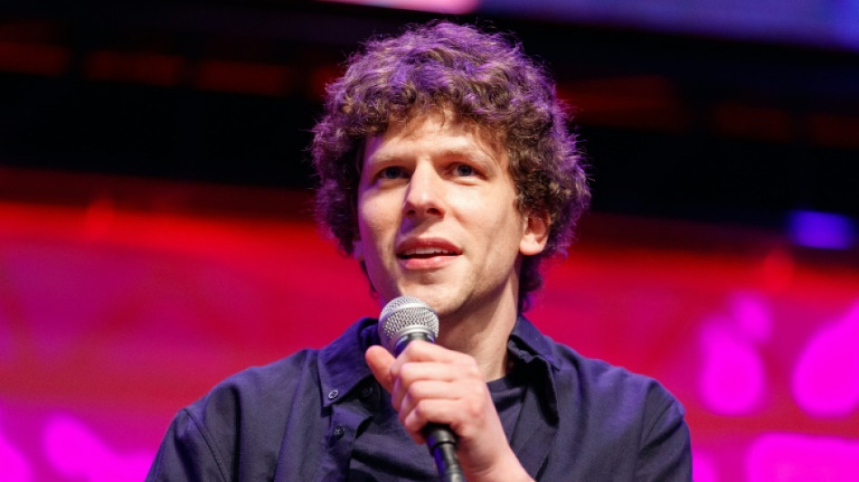 El actor Jesse Eisenberg presenta en Cannes su primera pel&iacute;cula como director