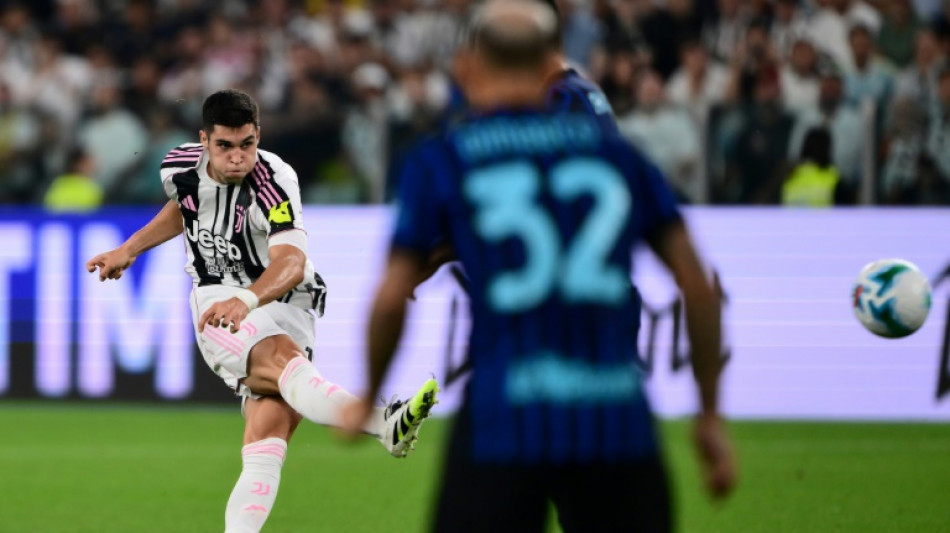 Last-gasp Juve beat Inter to keep pace with leaders Napoli