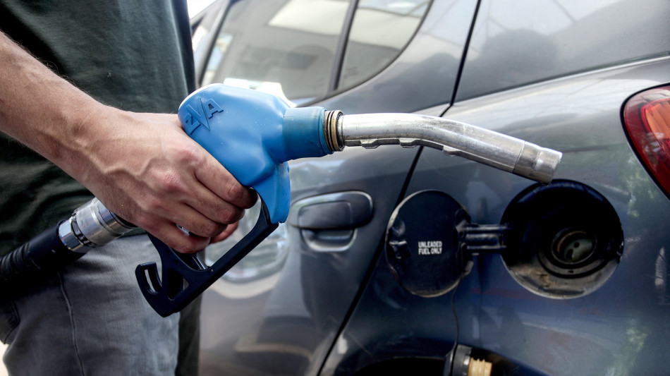 Prezzi ancora in rialzo, benzina self a 1,852 euro, gasolio a 1,935