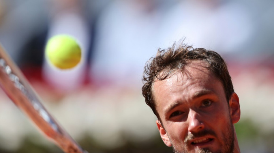 Medvedev elimina compatriota Shevchenko e vai &agrave;s oitavas em Madri; Tsitsipas tamb&eacute;m avan&ccedil;a