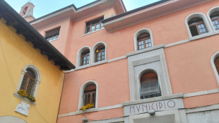 Madre uccide il figlio di 9 anni tagliandogli la gola