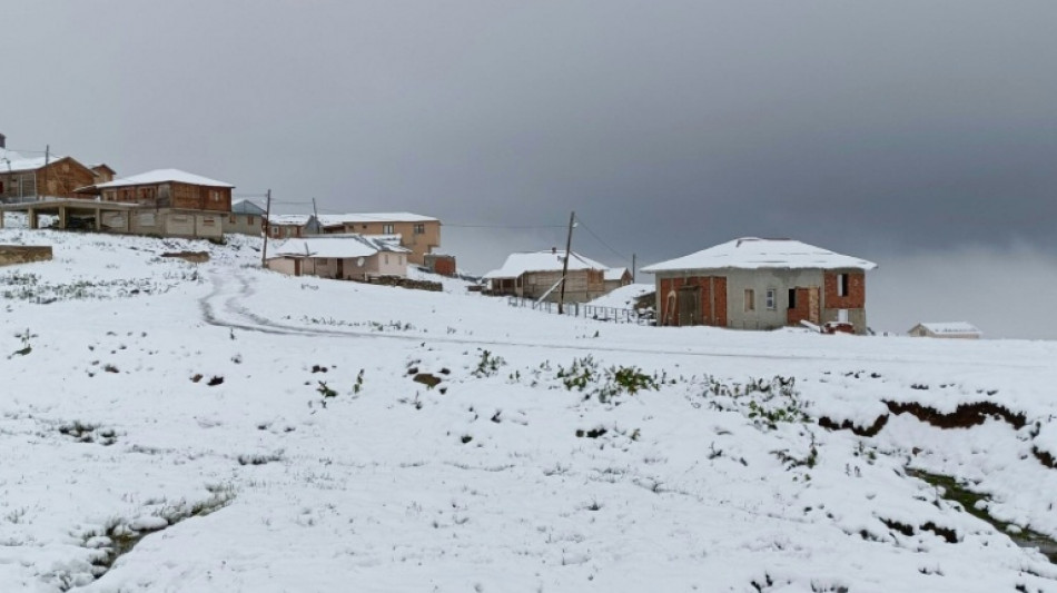 Schnee im Nordosten der Türkei - Westen des Landes kämpft zeitgleich gegen Waldbrände