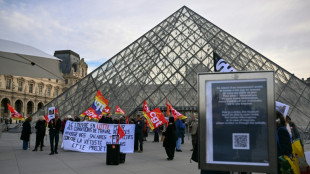 La gr&egrave;ve au Louvre reconduite &agrave; l'unanimit&eacute;, la r&eacute;ouverture du mus&eacute;e incertaine