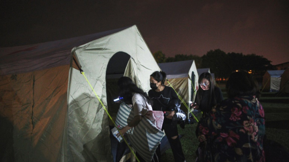 Apr&egrave;s le s&eacute;isme de Ta&iuml;wan, des familles trouvent refuge sous des tentes