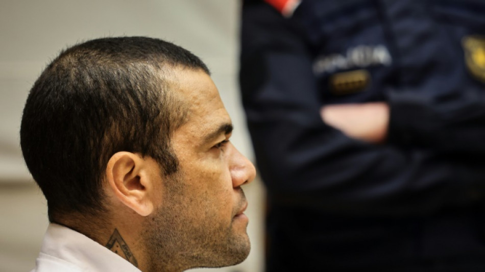 Daniel Alves n&atilde;o deposita fian&ccedil;a e ficar&aacute; pelo menos mais uma noite na pris&atilde;o