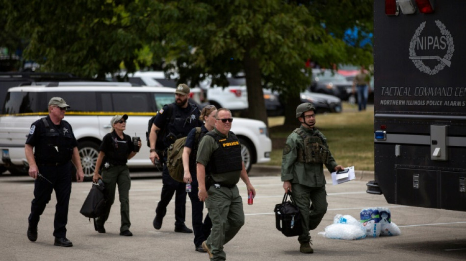 Au moins six morts dans une fusillade aux Etats-Unis lors d'un d&eacute;fil&eacute; du 4 juillet