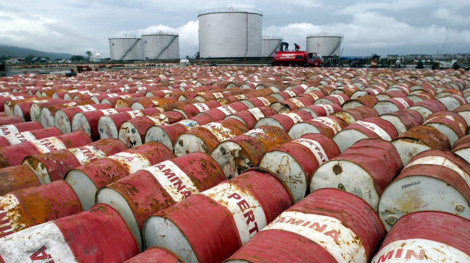 Il petrolio crolla a New York, - 6,13% a 64,32 dollari