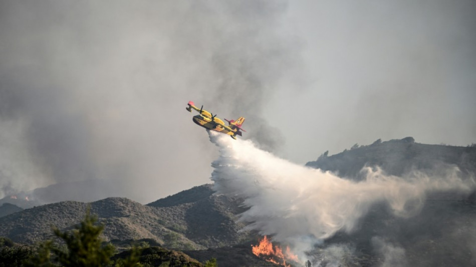 Combate aos inc&ecirc;ndios continua na Gr&eacute;cia, que espera novo recorde de calor