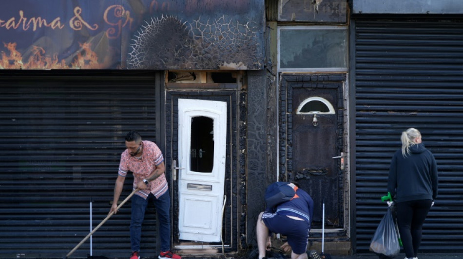 Britische Regierung mobilisiert 6000 Spezialkr&auml;fte gegen rechtsradikale Gruppen