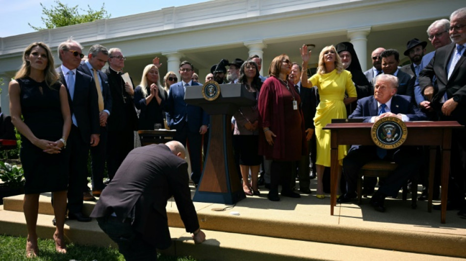 No Dia Nacional da Oração, Trump fala em "virgens" e ouve sobre "sonhos divinos"