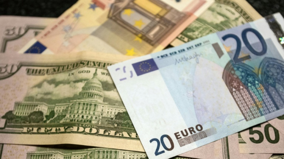 L'euro fr&ocirc;le le passage sous un dollar, au plus bas depuis 2002