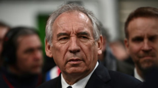 Retraites: Bayrou redit sa confiance envers la d&eacute;mocratie sociale mais ferme la porte aux 62 ans