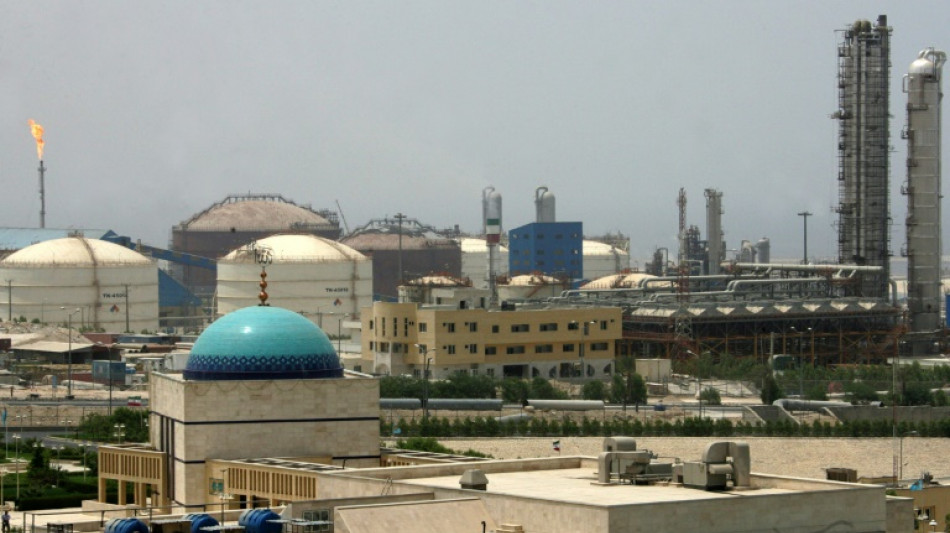 Carguero emirat&iacute; naufraga ante costas de Ir&aacute;n, 16 tripulantes salvados 