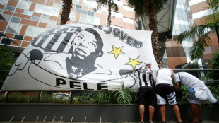 A las puertas del hospital donde muri&oacute; Pel&eacute;, los m&aacute;s fieles le rinden homenaje