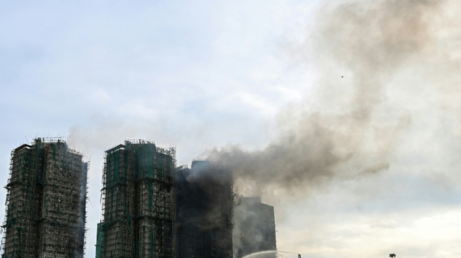 A Hong Kong, les pompiers tentent d'éteindre le gigantesque incendie d'un complexe immobilier