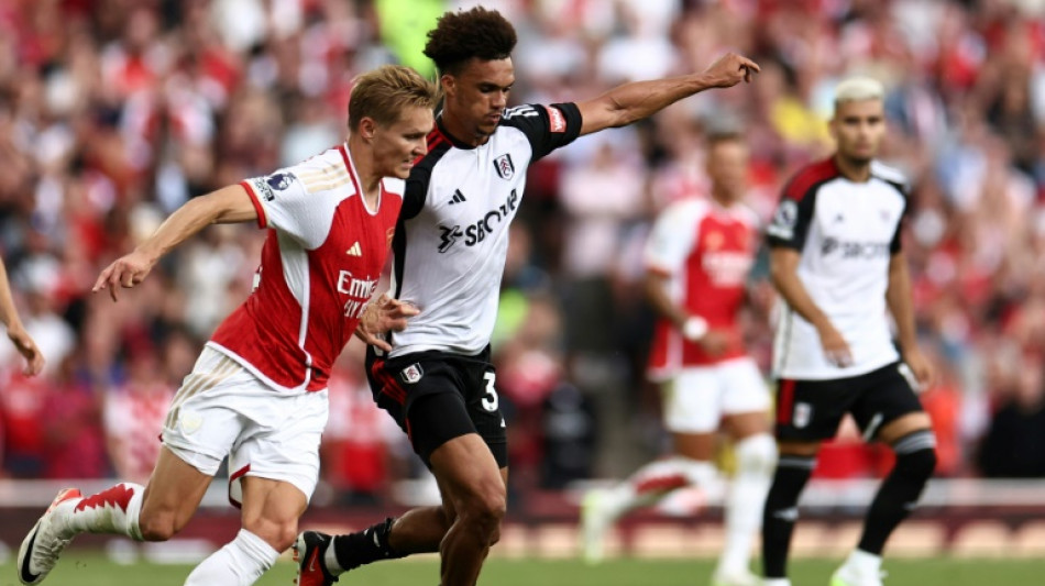 Arsenal trope&ccedil;a e Manchester United vira sobre Nottingham Forest no Ingl&ecirc;s