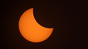 Sol encontra a Lua para um eclipse parcial no hemisfério norte