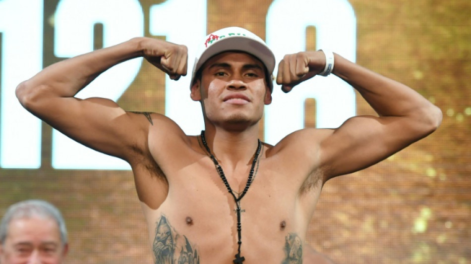 Navarrete beats Suarez on technical decision to keep title