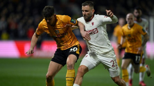 Luke Shaw vai desfalcar o Manchester United por 'v&aacute;rios meses'