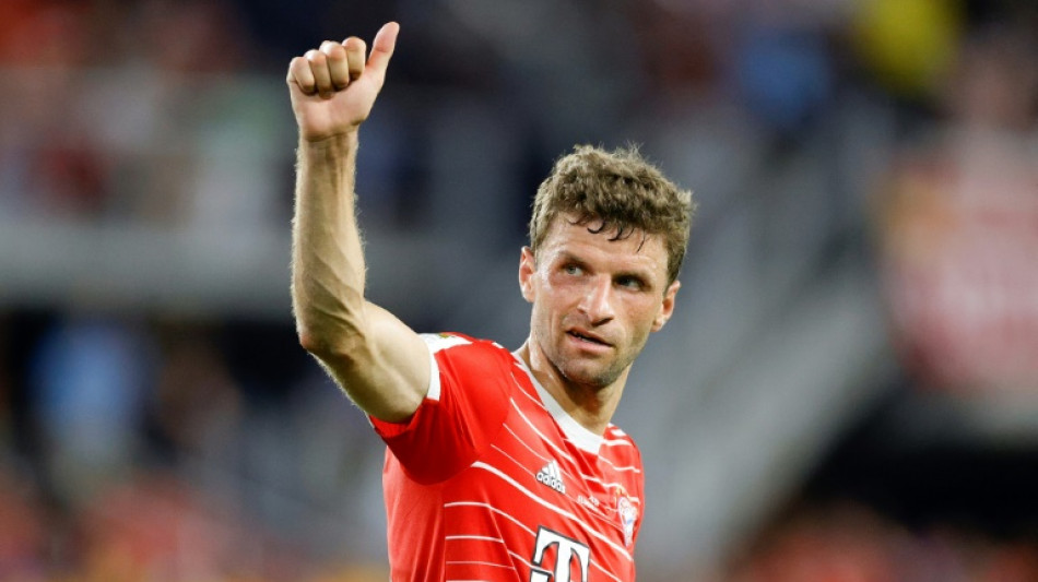 Thomas M&uuml;ller publica foto com cavalo e ironiza rumores sobre sa&iacute;da do Bayern