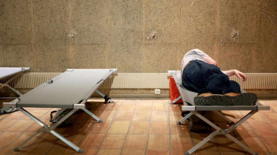Des douches et une salle fraîche pendant la canicule, un "bonheur" pour des sans-abri
