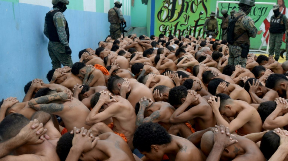 Lames, drogue et t&eacute;l&eacute;phones: en Equateur, des militaires fouillent une prison de fond en comble