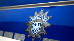Mann dr&uuml;ckt im Streit auf Berliner Bahnsteig Zigarette auf Wange von Frau aus