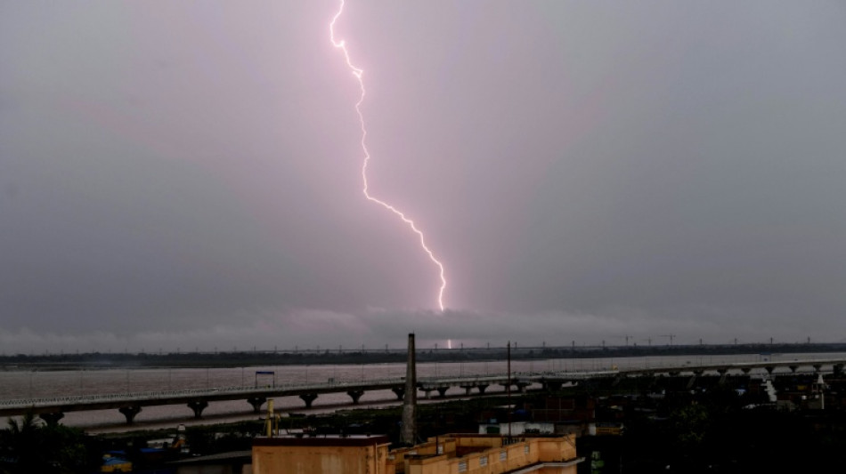 Al menos 33 personas mueren impactadas por rayos en India