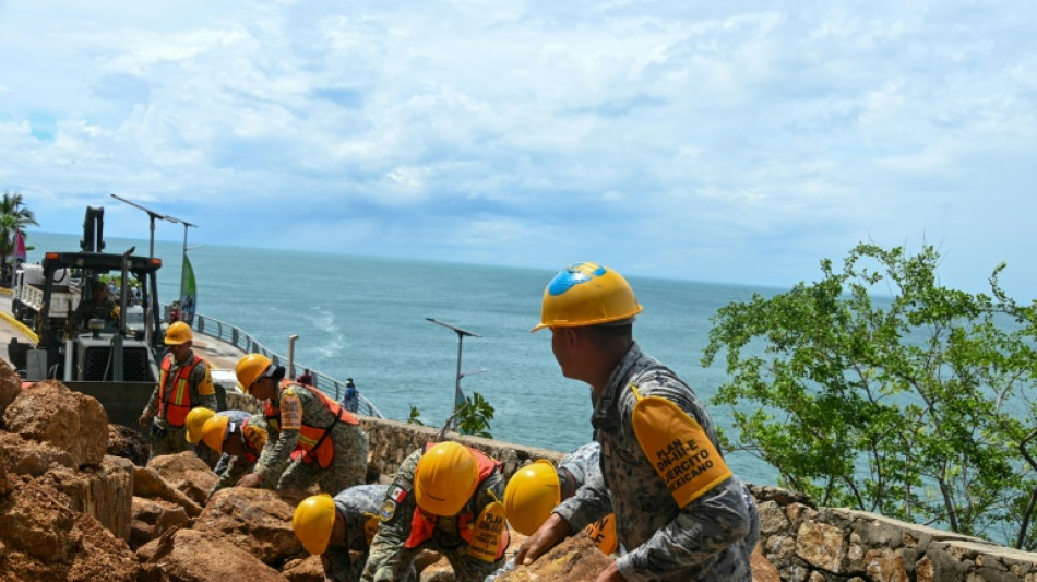 Las monta&ntilde;as del Pac&iacute;fico mexicano debilitan al hurac&aacute;n Sim&oacute;n
